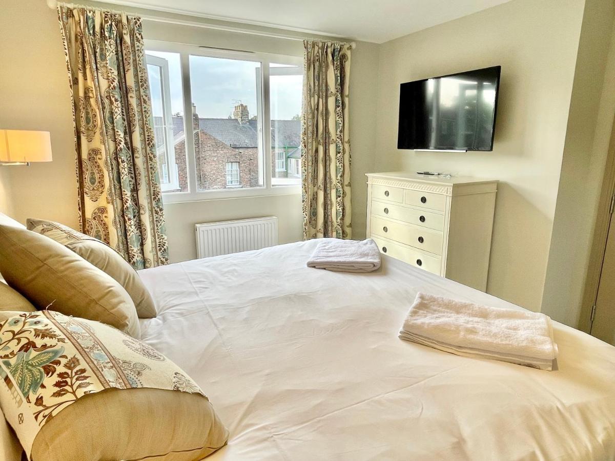 Central Townhouse With Free Off Road Parking And Garden York Ngoại thất bức ảnh